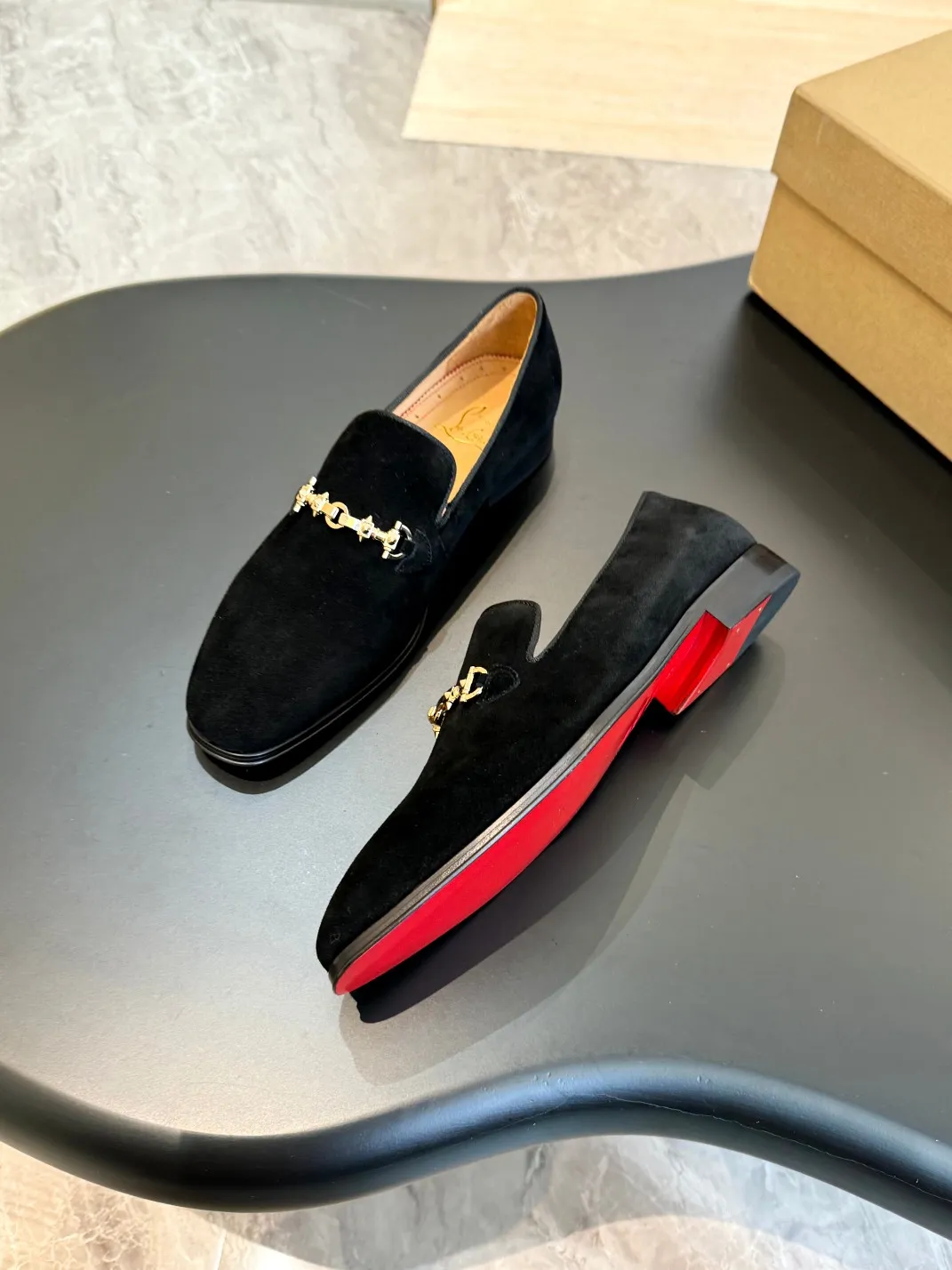 💰960 Christia*.Loubouti* high-end men's business formal leather shoes, original genuine cowhide red sole, imported Italian cowhide outsole, first-layer cowhide, water-dyed cowhide lining, high-end luxury. Size: 39-44 (customized at 38.45.46)✅